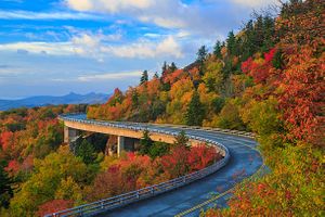 Blue Ridge Parkway, Asheville scenic drives, cabins near Blue Ridge Parkway, things to do in Western NC, mountain cabin getaways, drive the Blue Ridge Parkway, Asheville North Carolina cabins, Log Cabins in Asheville, fall drives in NC